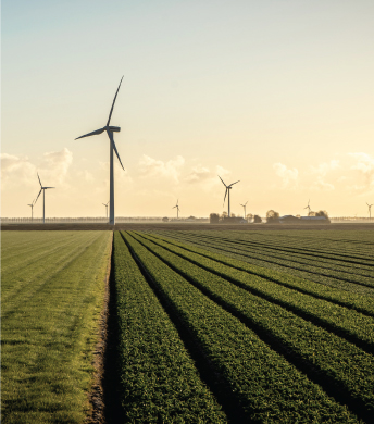 Windkraftanlage auf einem Feld